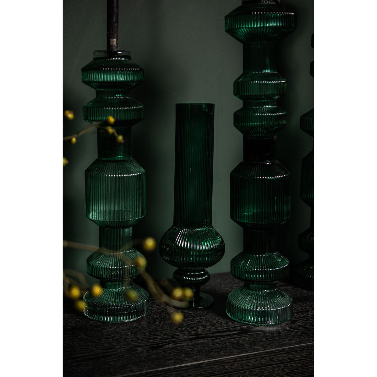 Vase – Gerippte Struktur, Runde Form, Glas Material, Dunkelgrün, Mit Fuß, S – Keala | PTMD