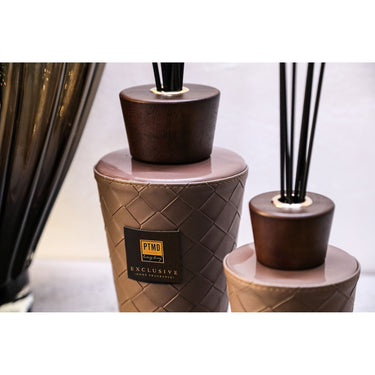 Duft aus Glas mit Lederdetail & handveredeltem Finish (300 ml) – Oakwood & Blackcurrant | PTMD - Esszett Luxury | Stilvolles Wohnen mit Charakter