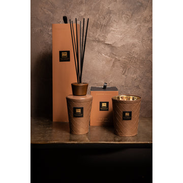 Duftkerze mit Lederdetail & handveredeltem Finish (900 gr) M – Oakwood & Blackcurrant | PTMD
