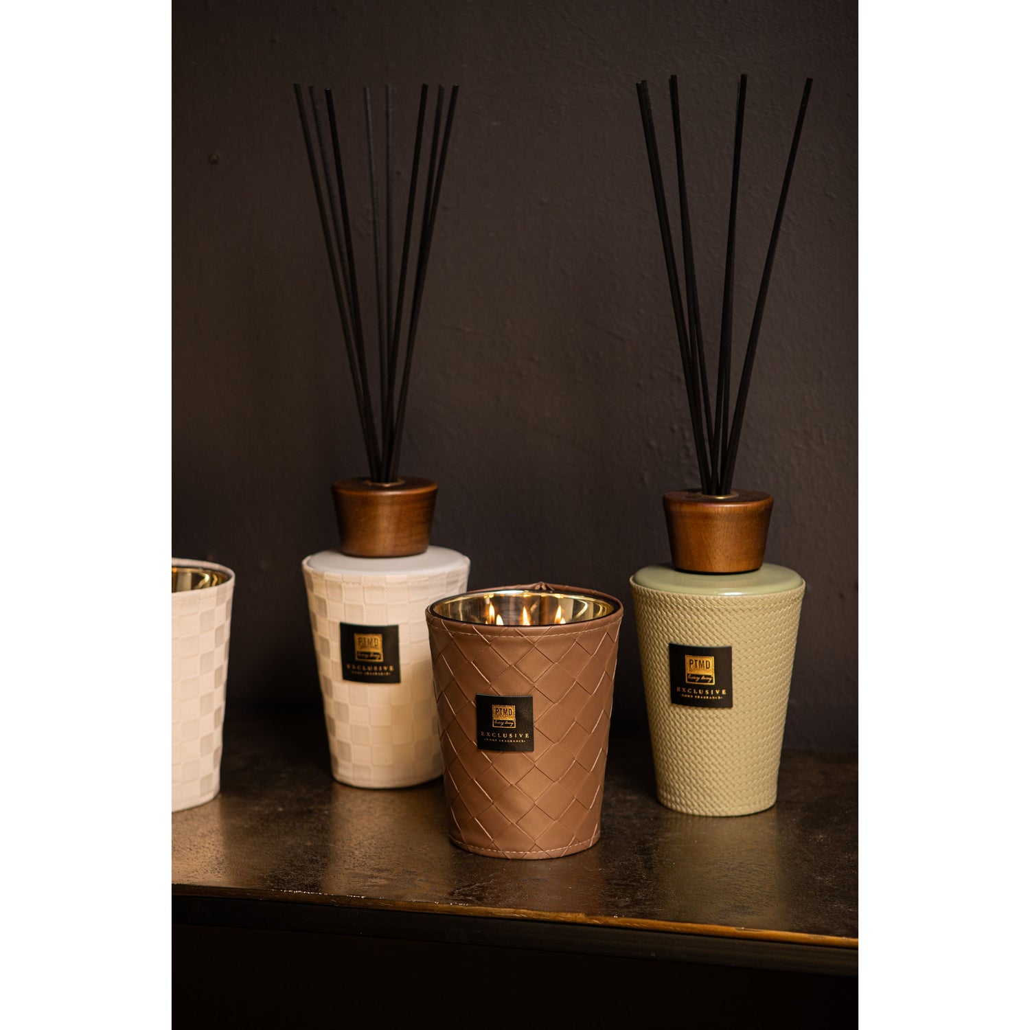 Duftkerze mit Lederdetail & handveredeltem Finish (900 gr) M – Oakwood & Blackcurrant | PTMD