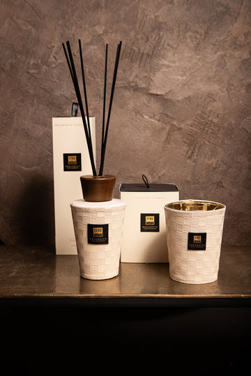 Scented Candle with Leather Detail & Hand-finished (0.9 kg) M – Black Forest | PTMD