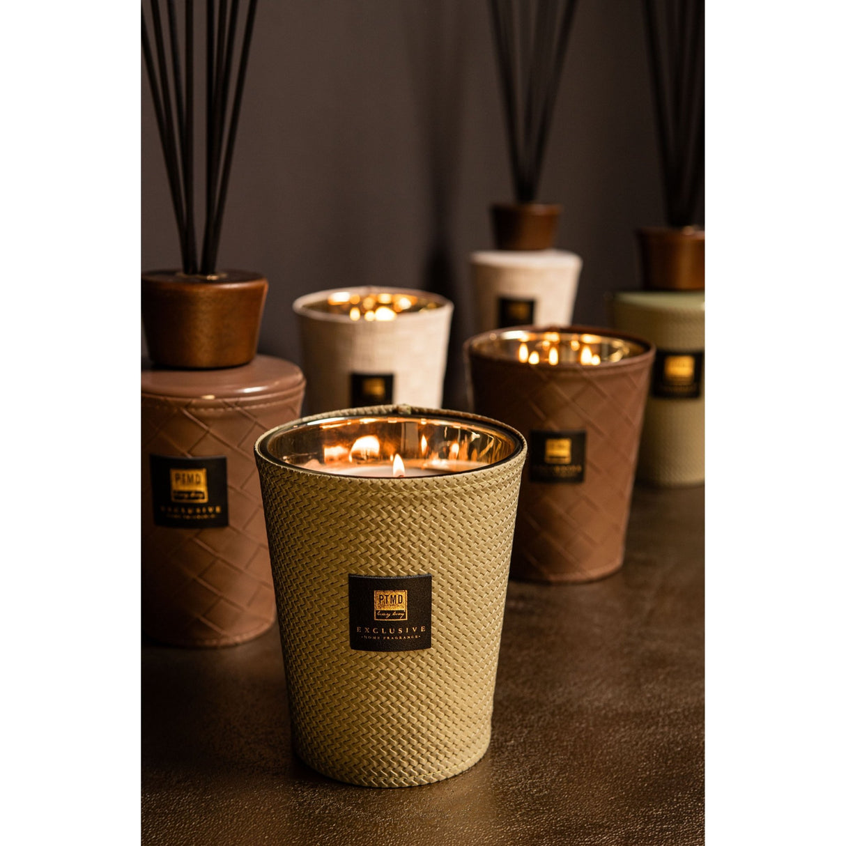 Kerze aus Glas mit Lederdetail & handveredeltem Finish (900 g) – Oakwood & Blackcurrant | PTMD - Esszett Luxury | Stilvolles Wohnen mit Charakter