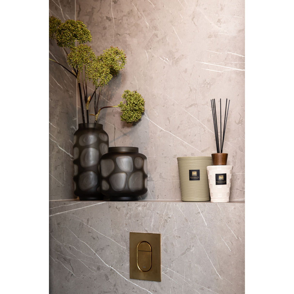 Kerze aus Glas mit Lederdetail & handveredeltem Finish (1,4 kg) – Black Forest | PTMD - Esszett Luxury | Stilvolles Wohnen mit Charakter