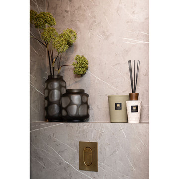 Kerze aus Glas mit Lederdetail & handveredeltem Finish (1,4 kg) – Black Forest | PTMD - Esszett Luxury | Stilvolles Wohnen mit Charakter