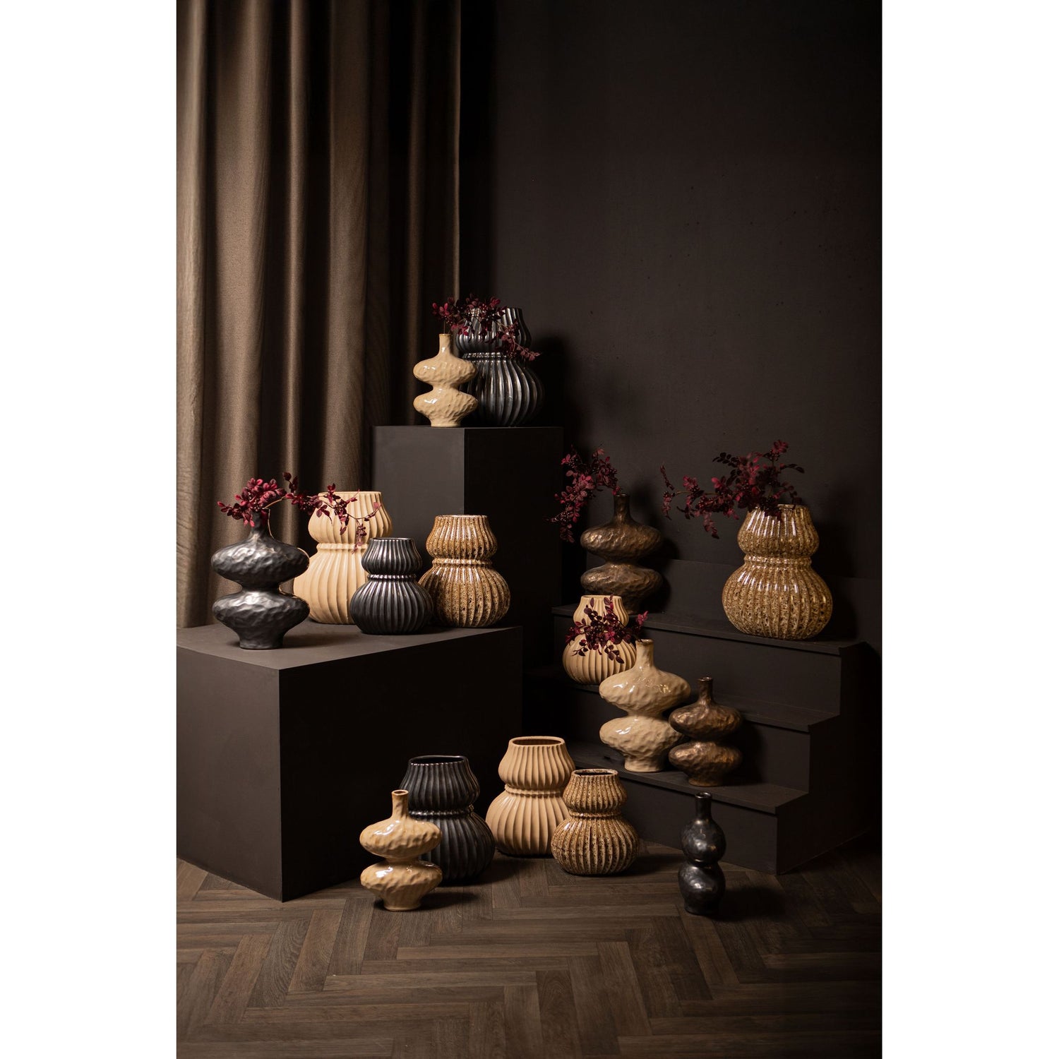 Vase – cremefarbene Gestaltung, ovale Formgebung, gerippte Oberfläche, S – Halta | PTMD