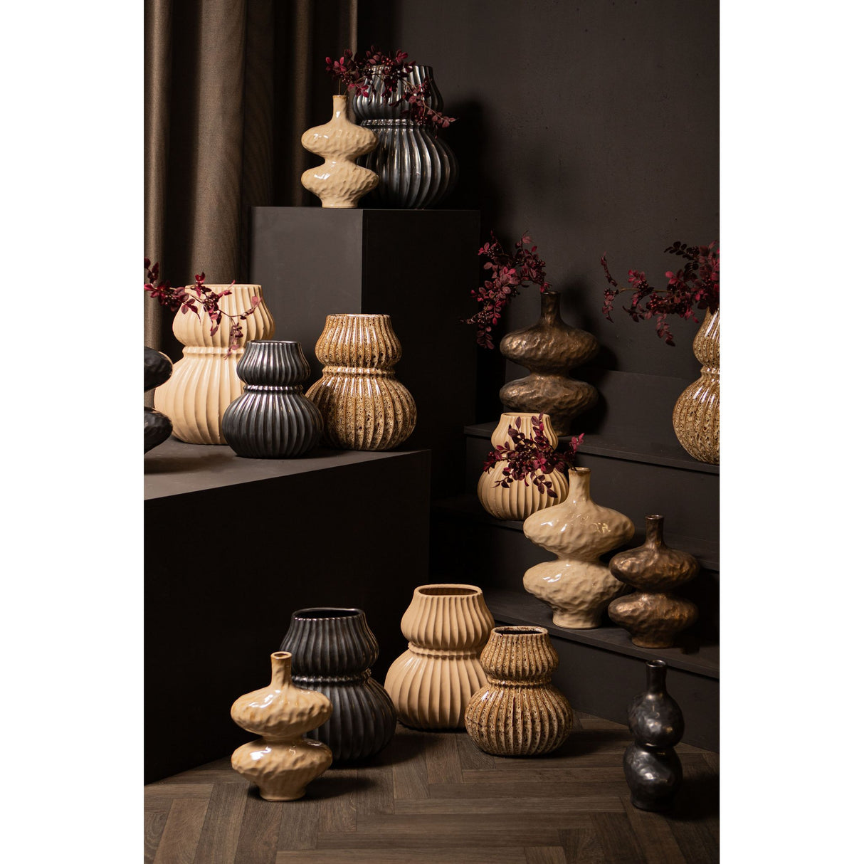 Vase – cremefarbene Gestaltung, ovale Formgebung, gerippte Oberfläche, S – Halta | PTMD