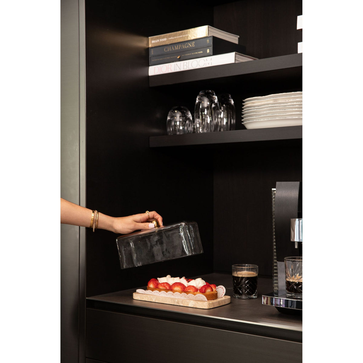 Glasglocke - Glas, Travertin-Marmor-Sockel, Metallgriff, rechteckige Form, Gold – Lyron | PTMD