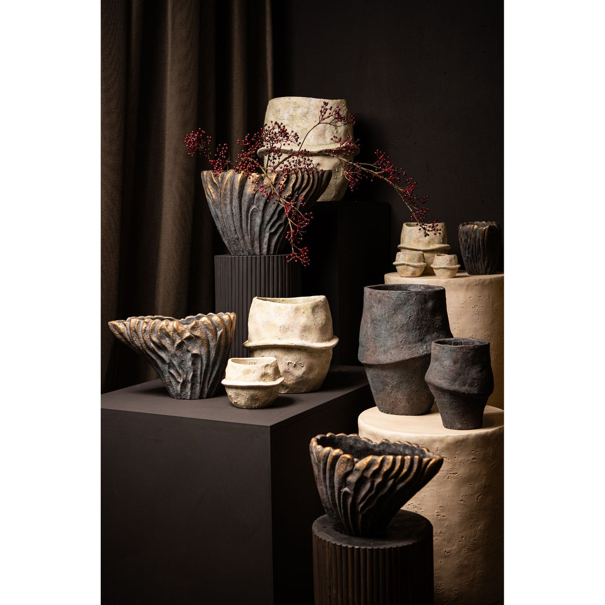 Blumentopf – Beige Farbe, Mittellinien Design, Zement Material, XXL – Haania | PTMD
