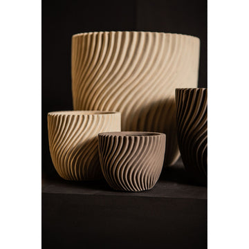 Blumentopf – Runde Form, Linienmuster Design, Beige Oberfläche, Zement Material, M – Lianna | PTMD