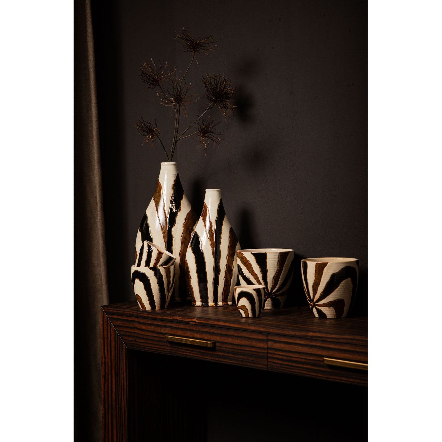Flowerpot – Dark brown color, line design, ceramic material, M – Evelin | PTMD