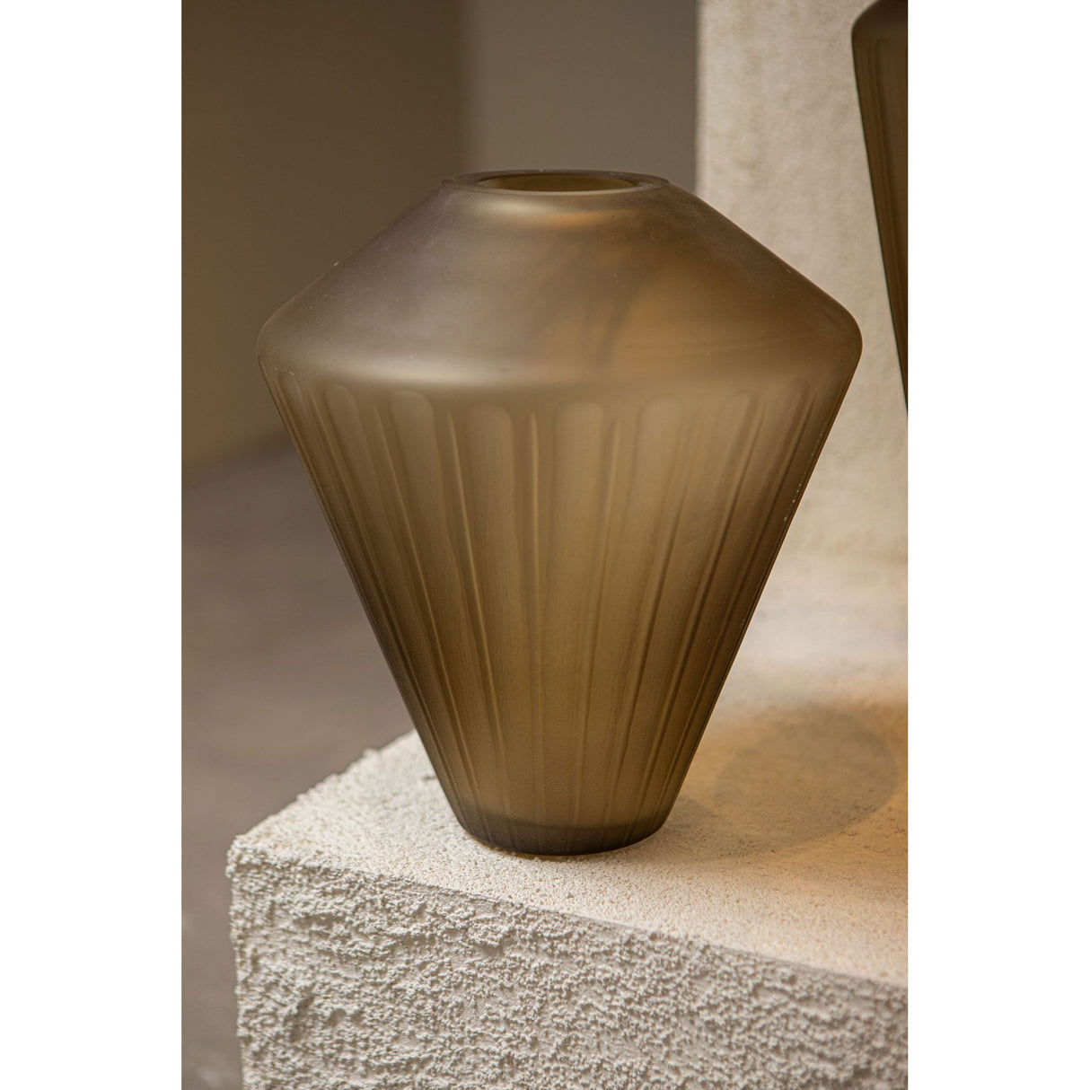 Vase – Braunglas, Linienmuster, Geschliffene Oberfläche, M – Damiri | PTMD