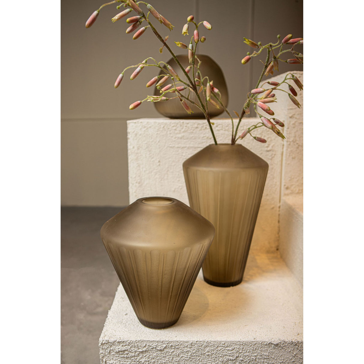 Vase – Braunglas, Linienmuster, Geschliffene Oberfläche, M – Damiri | PTMD