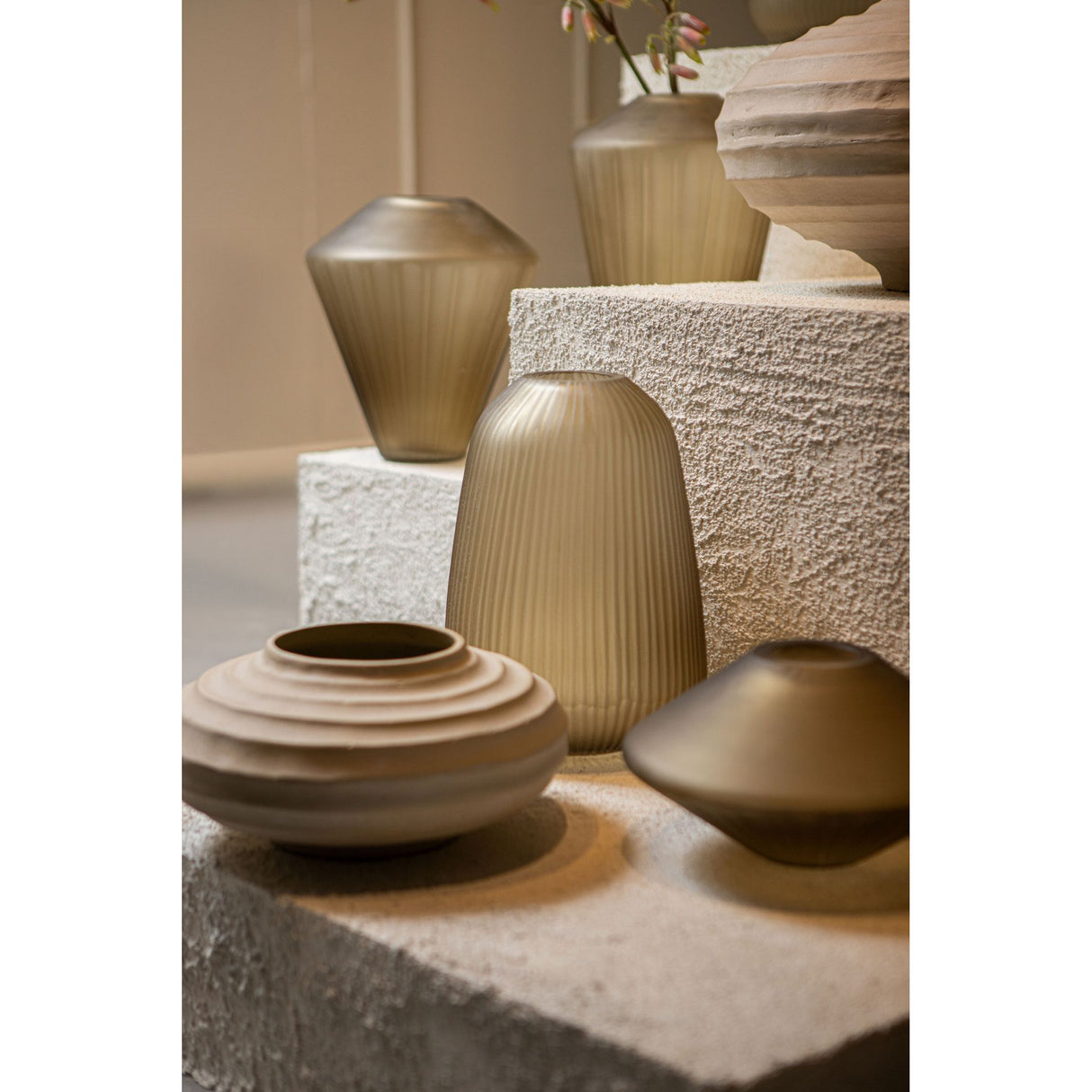 Vase – Braunglas, Linienmuster, Geschliffene Oberfläche, M – Damiri | PTMD