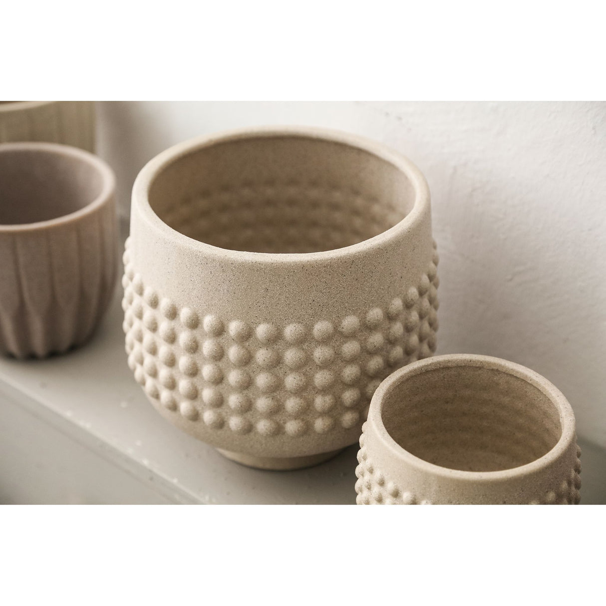 Blumentopf - Porzellan-Keramik, Gepunktetes Zentrum, Sockeldesign, Beige, XL - Clarece | PTMD