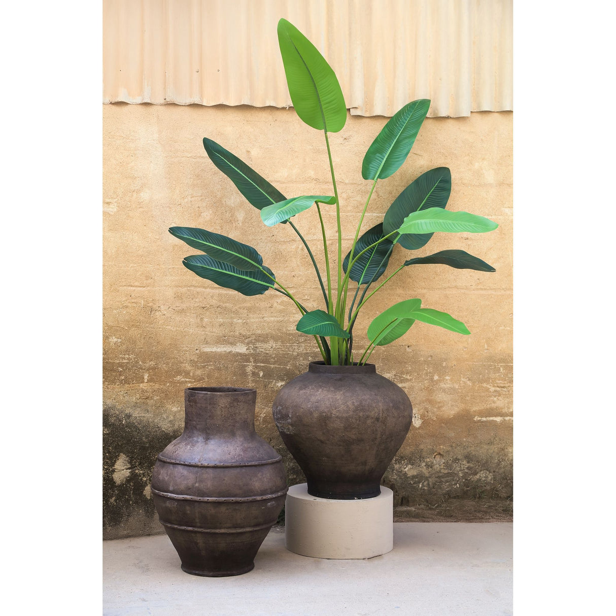 Pot – dark brown surface, cement structure, bulbous shape – Nakela | PTMD