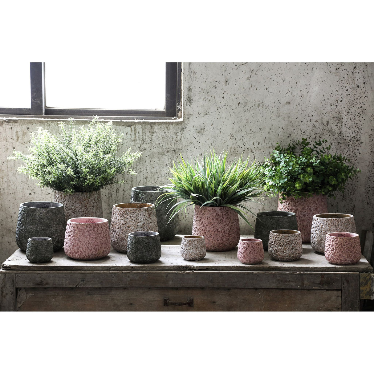 Flower pot - Round cement, Rough patterned surface, Pink, M – Ziven | PTMD