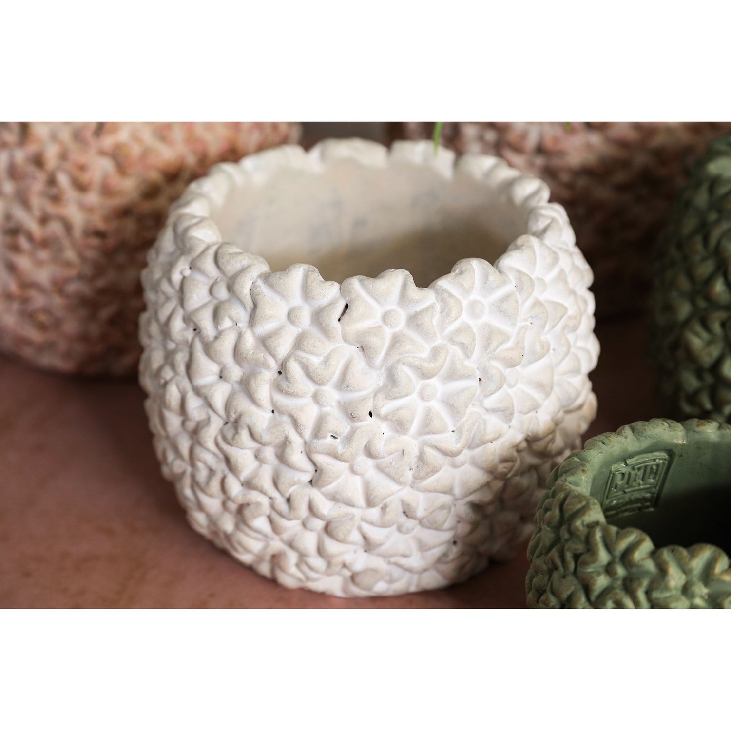 Flower pot - Round shape, cement material, flower pattern, pink surface, M - Salia | PTMD