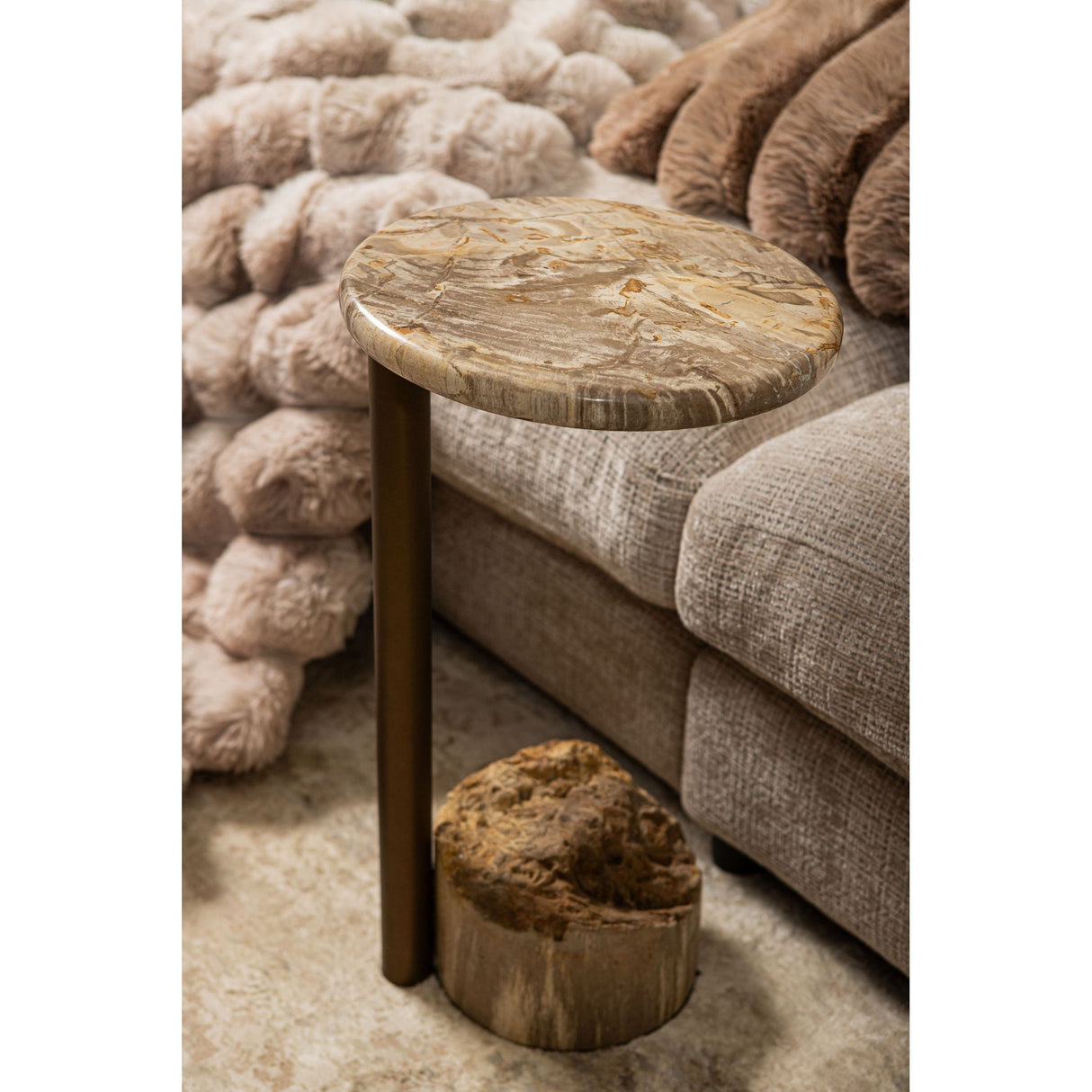 Beistelltisch – versteinertes Holz, Steinplatte, Messingbein, natur – Ataja | PTMD