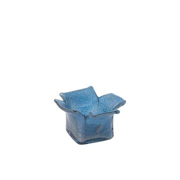 Teelichthalter aus massivem Glas mit glänzend blauer Oberfläche, organischer Form, stapelbar, S – Aliah | PTMD