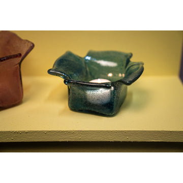 Teelichthalter aus massivem Glas mit glänzend blauer Oberfläche, organischer Form, stapelbar, S – Aliah | PTMD
