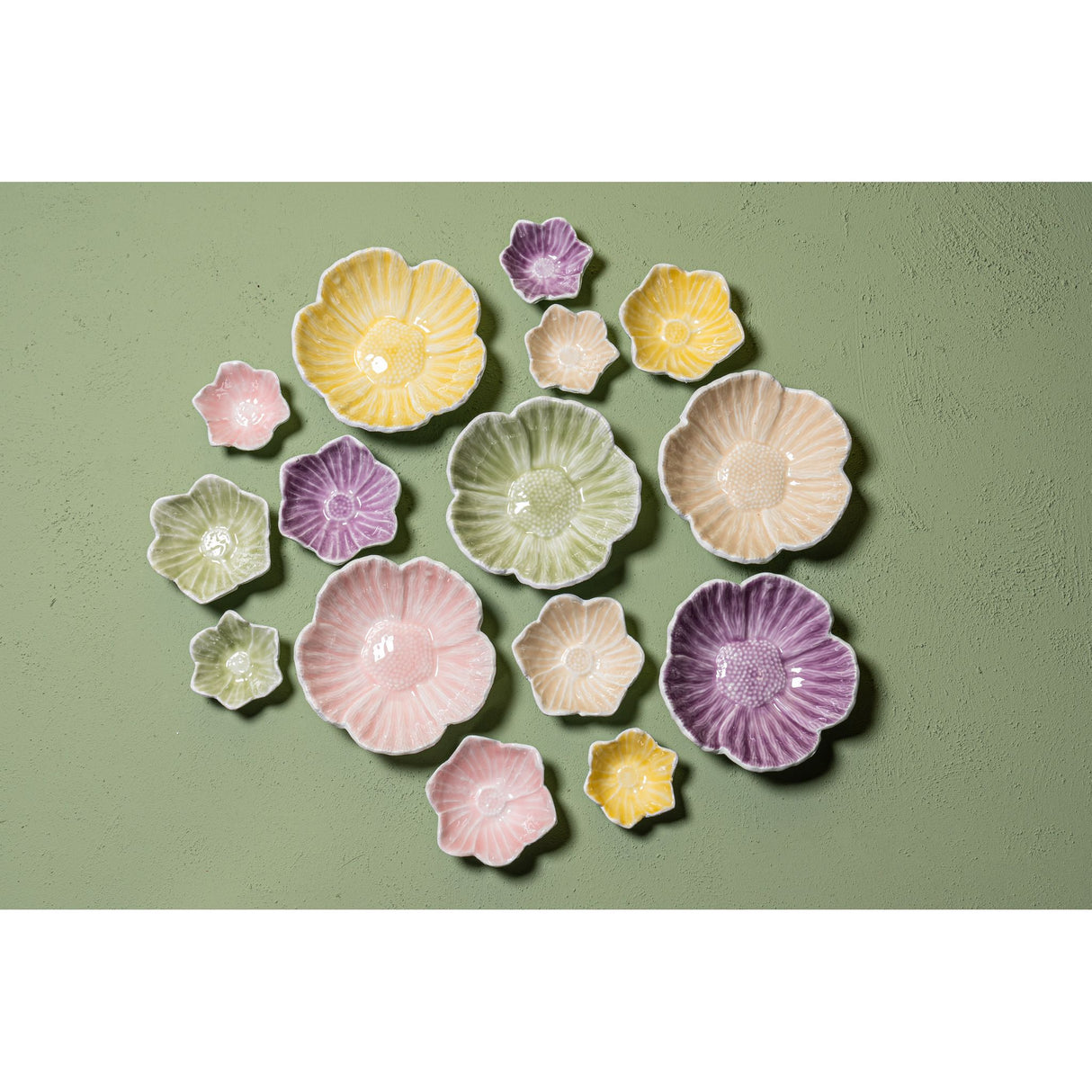 Bowl - cast aluminum, flower shape, organic contour, violet, enamel finish, M – Wonda | PTMD