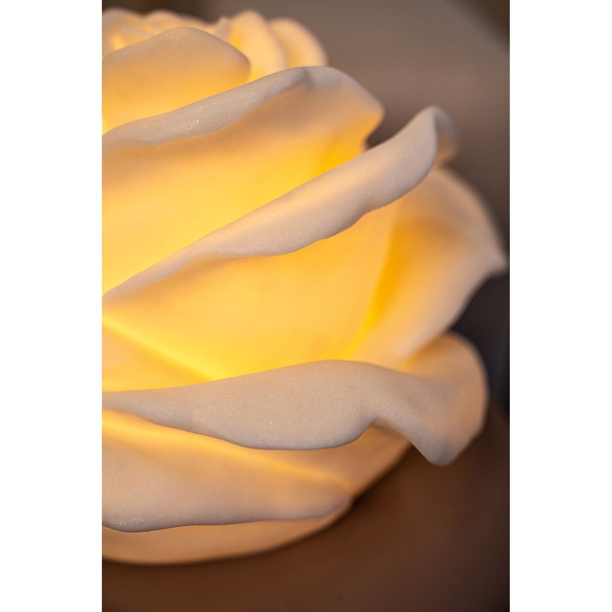 LED-Leuchte – Rosenblüten Design, Polyresin Oberfläche, Weiße Farbgebung, Niedrig – Aveda | PTMD