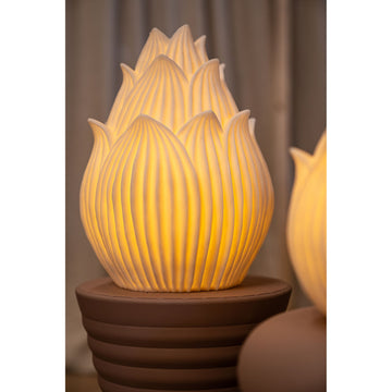 LED-Leuchte – Lotusblüten Design, Polyresin Oberfläche, Weiße Farbgebung, Hoch – Aveda | PTMD