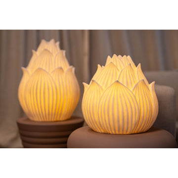 LED-Leuchte – Lotusblüten Design, Polyresin Oberfläche, Weiße Farbgebung, Hoch – Aveda | PTMD