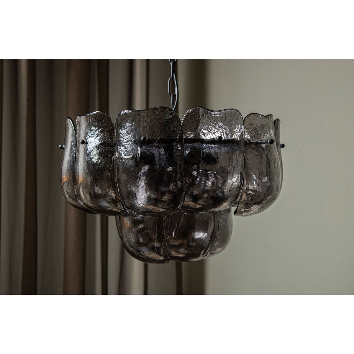 Pendelleuchte aus Glas und Eisen mit gunmetalfarbener Optik und runder Form, L – Vila | PTMD