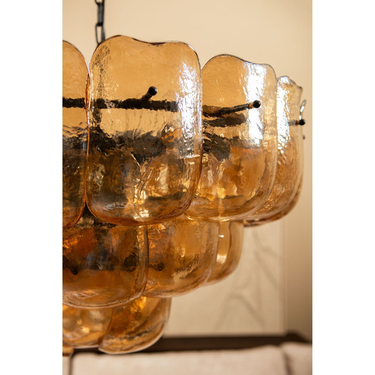 Pendelleuchte aus Glas und Eisen mit bernsteinfarbener Optik und runder Form, L – Vila | PTMD