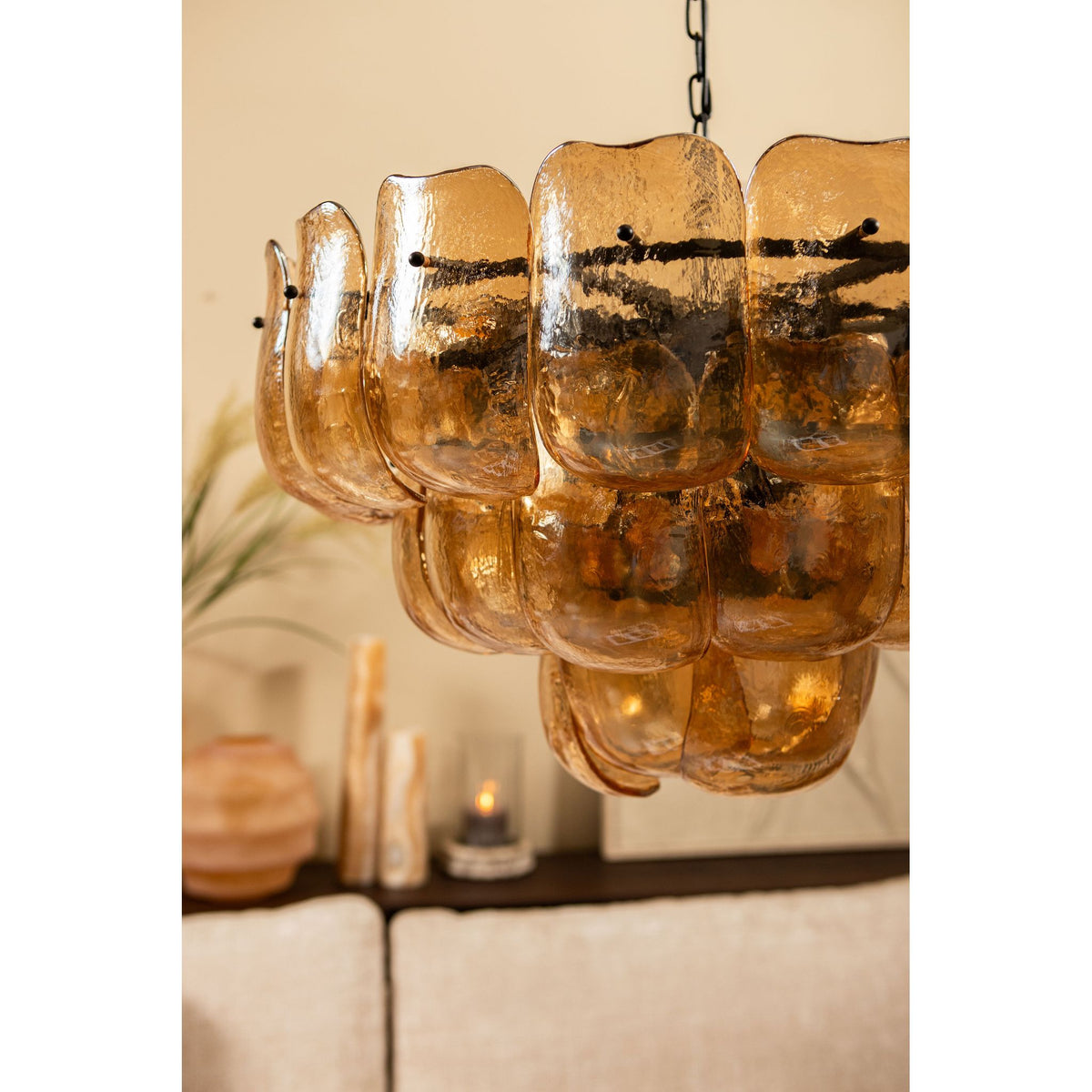 Pendelleuchte aus Glas und Eisen mit bernsteinfarbener Optik und runder Form, L – Vila | PTMD