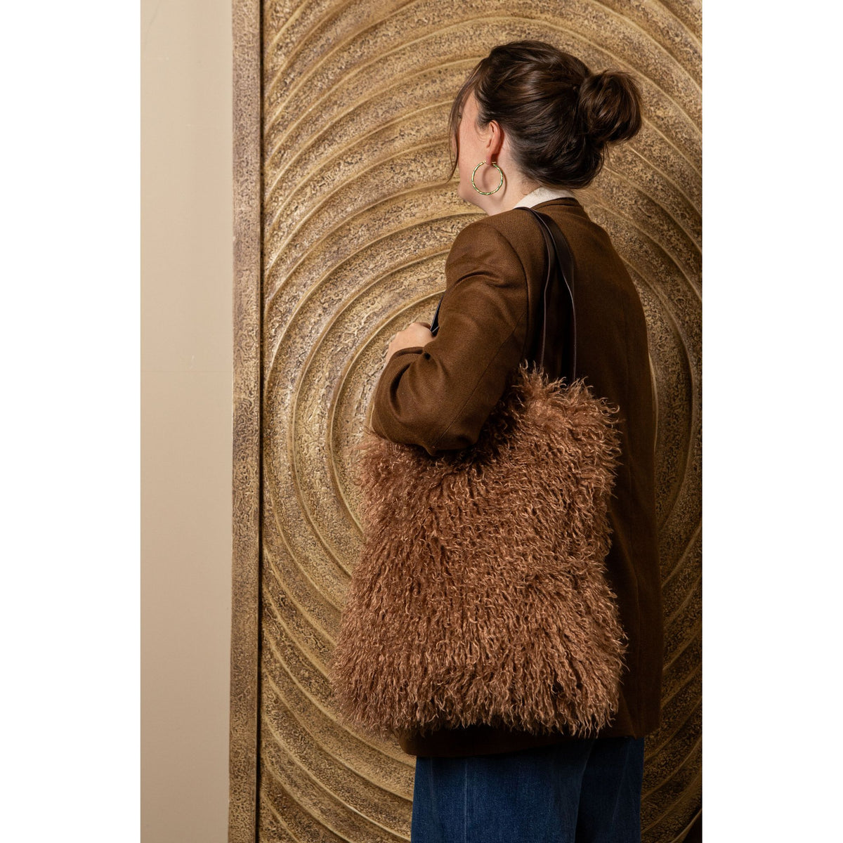 Schultertasche – Kunstfell, Weiche Haptik, Großzügiges Design, Dunkelbraun – Rexx | PTMD