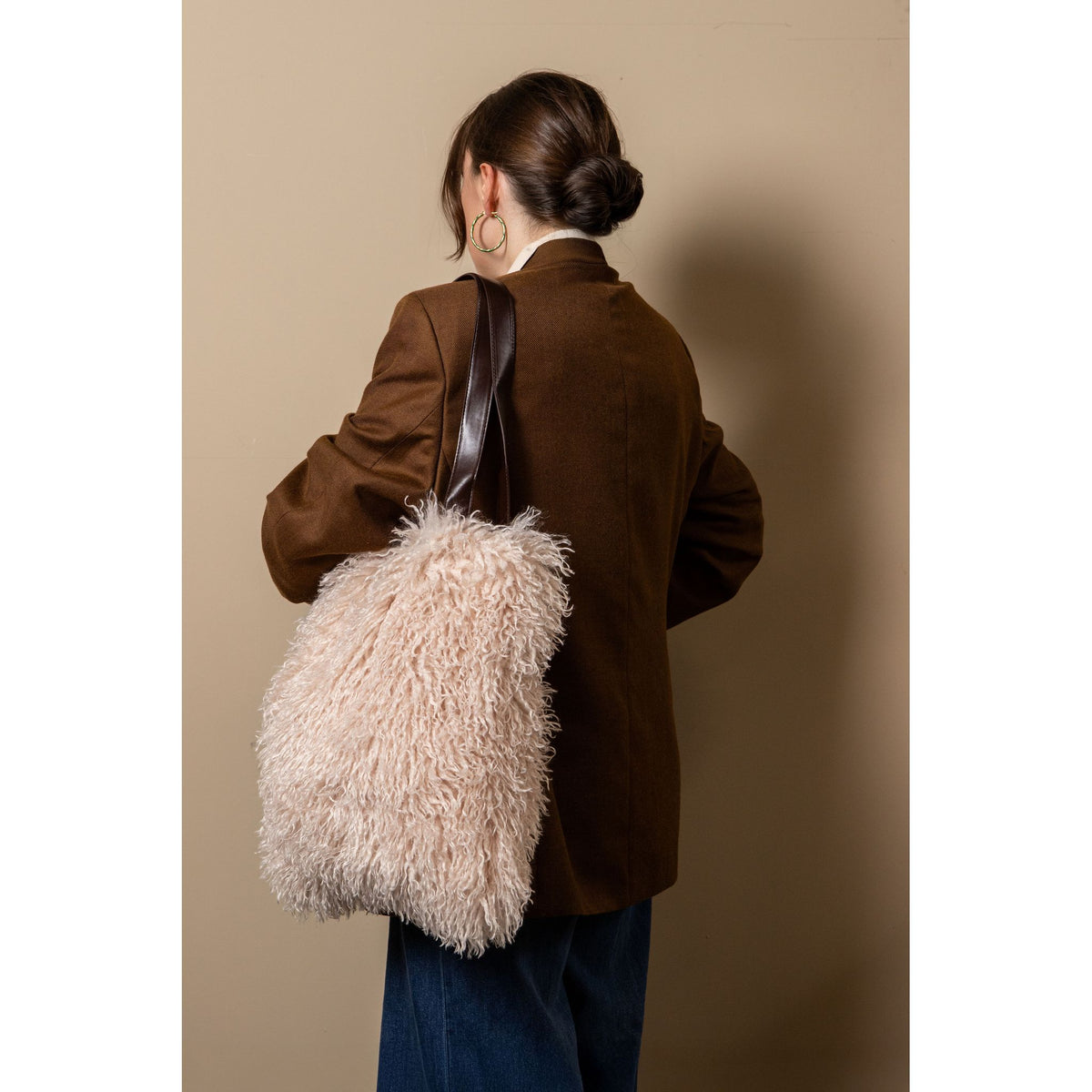 Schultertasche – Kunstfell, Weiche Haptik, Großzügiges Design, Beige – Rexx | PTMD