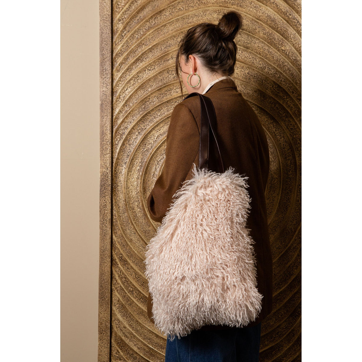 Schultertasche – Kunstfell, Weiche Haptik, Großzügiges Design, Beige – Rexx | PTMD