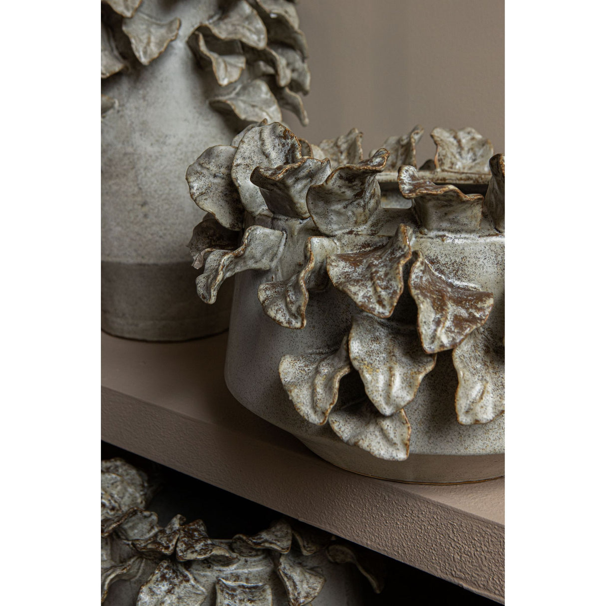 Topf – Keramik Material, Raue Oberfläche, Blattdetail Design, S – Varda | PTMD