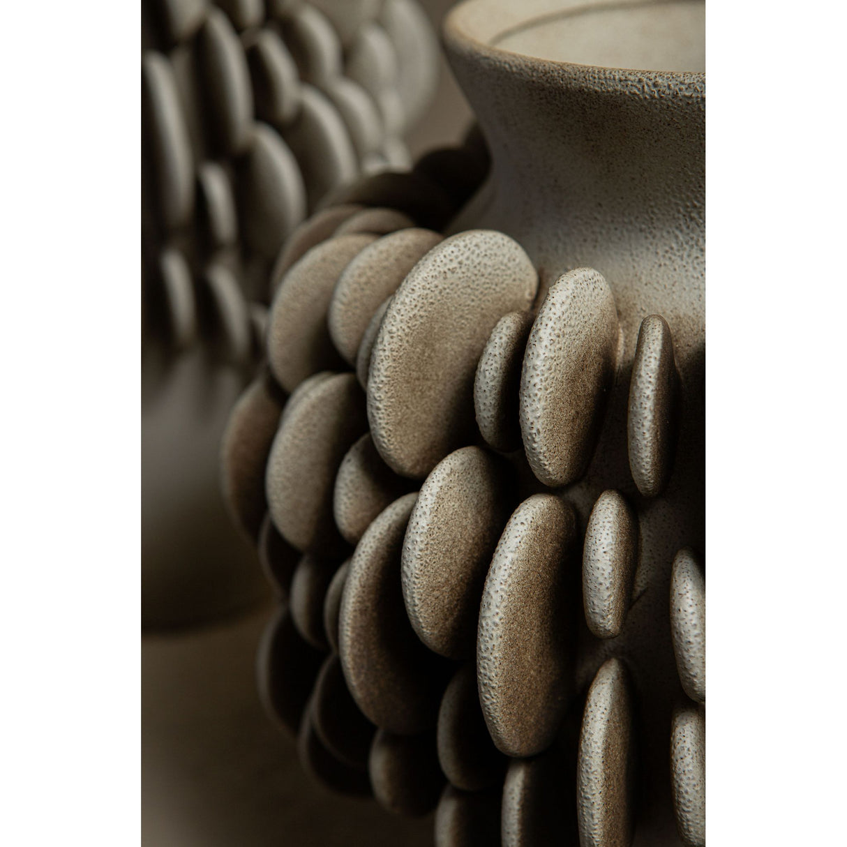 Vase – Keramik Material, Rundes Schuppenmuster, Runde Form, Niedrig, S – Wina | PTMD