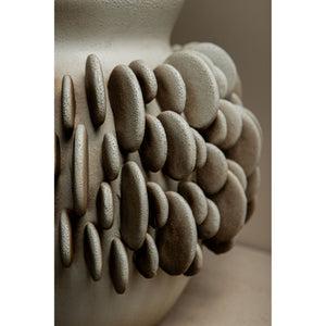Vase – Keramik Material, Rundes Schuppenmuster, Runde Form, Niedrig, S – Wina | PTMD