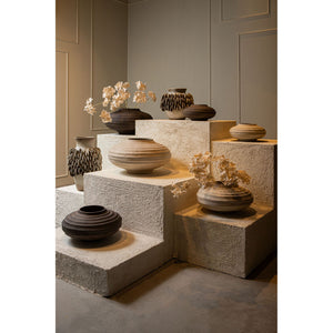Vase – Keramik Material, Rundes Schuppenmuster, Runde Form, Niedrig, S – Wina | PTMD