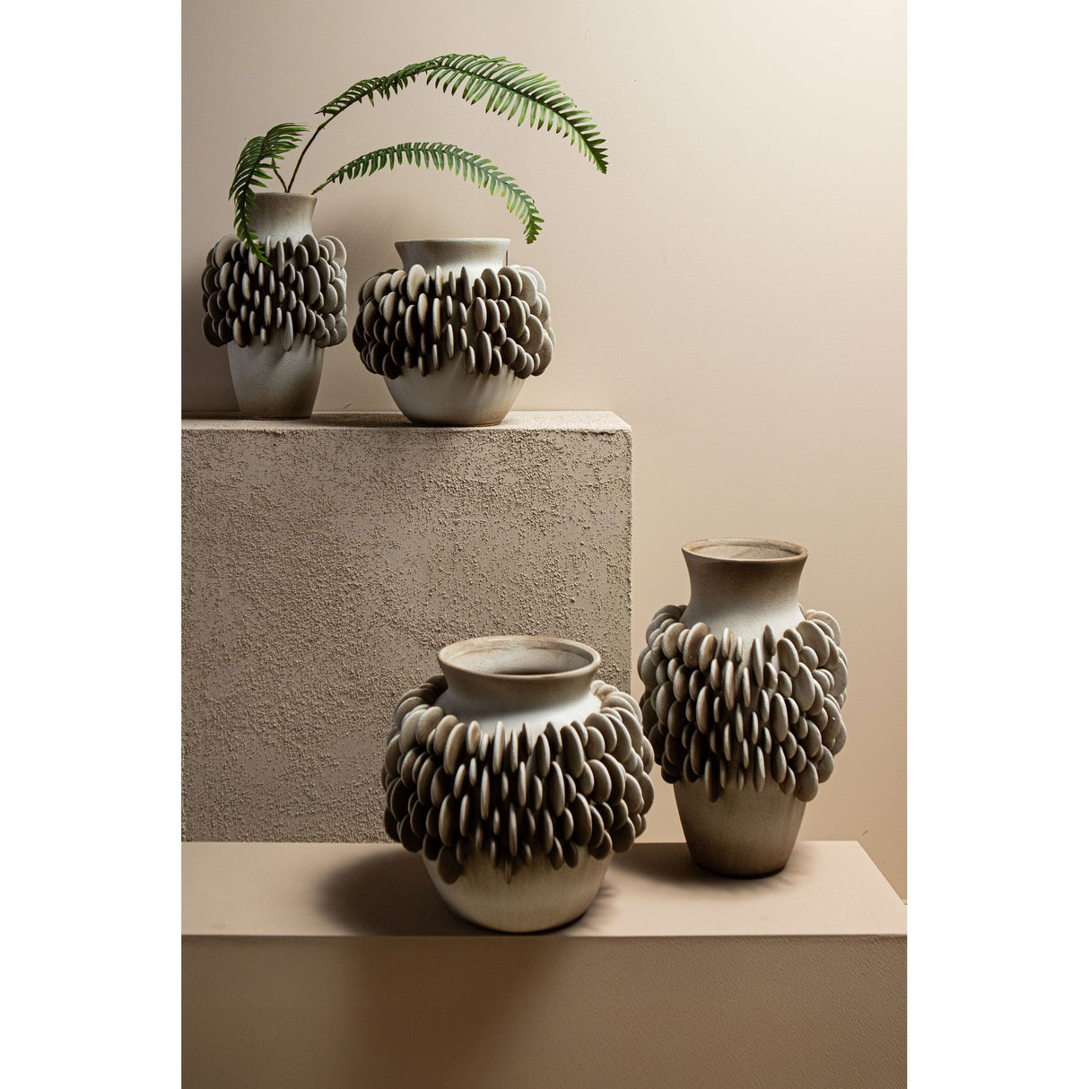Vase – Keramik Material, Rundes Schuppenmuster, Runde Form, Niedrig, S – Wina | PTMD