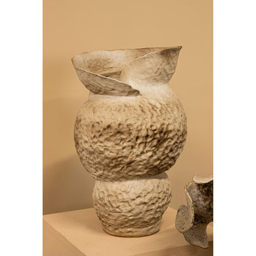 Vase – Keramik Material, Offenes Wirbelrand Design, Runde Form, L – Kery | PTMD