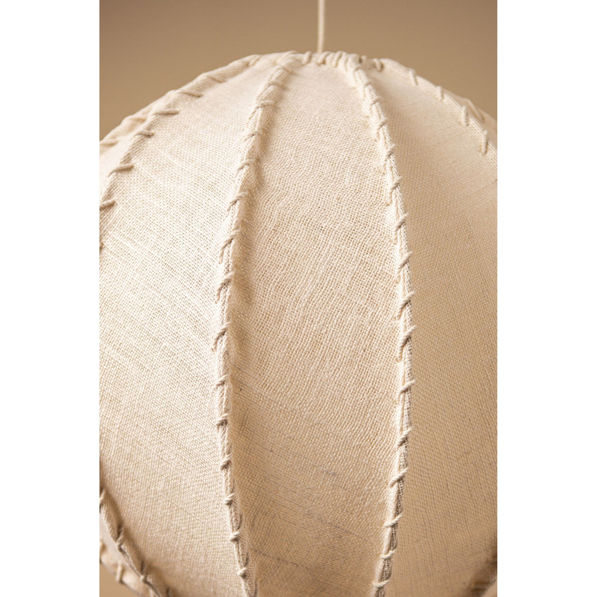 Hängelampe aus Jute und Eisen mit Cremeton und Flechtoptik in Kugelform, L – Myka | PTMD