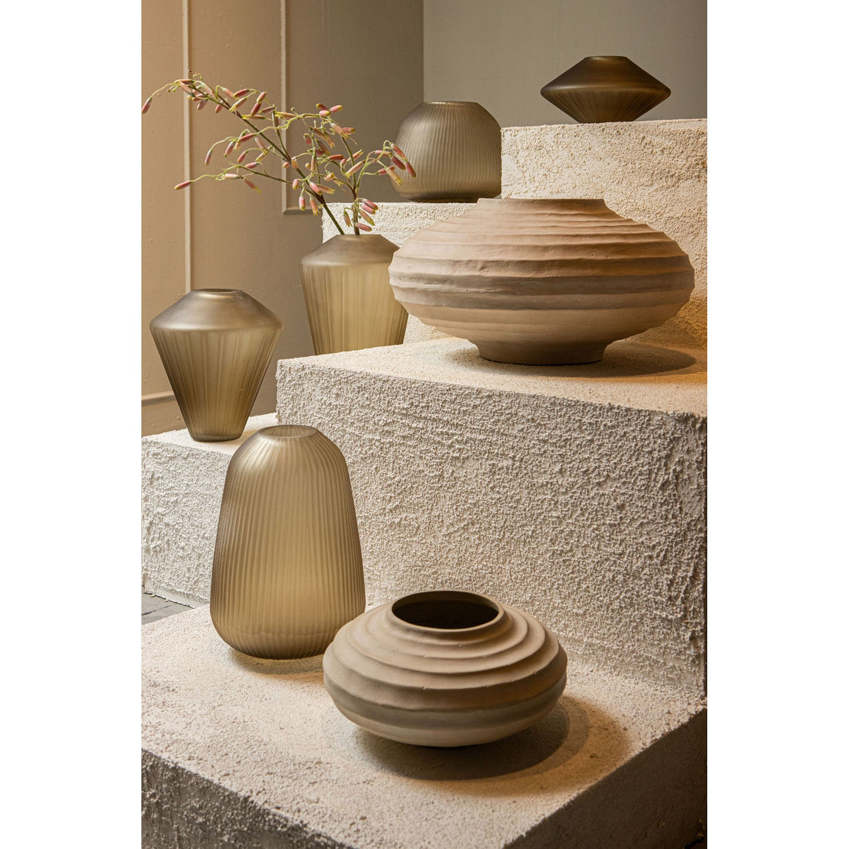 Vase – Braunglas, Linienmuster, Geschliffene Oberfläche, L – Damiri | PTMD
