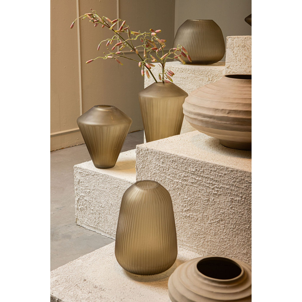 Vase – Braunglas, Linienmuster, Geschliffene Oberfläche, M – Damiri | PTMD