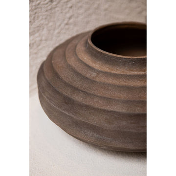Blumentopf aus gegossenem Aluminium in Dunkelbraun mit Rippendesign, Stone-Wash-Finish, M – Kody | PTMD