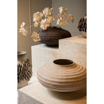 Blumentopf aus gegossenem Aluminium in Beige mit Rippendesign, Stone-Wash-Finish, M – Kody | PTMD