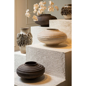 Blumentopf aus gegossenem Aluminium in Beige mit Rippendesign, Stone-Wash-Finish, M – Kody | PTMD