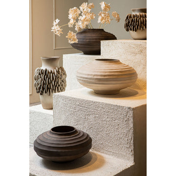 Blumentopf aus gegossenem Aluminium in Dunkelbraun mit Rippendesign, Stone-Wash-Finish, M – Kody | PTMD