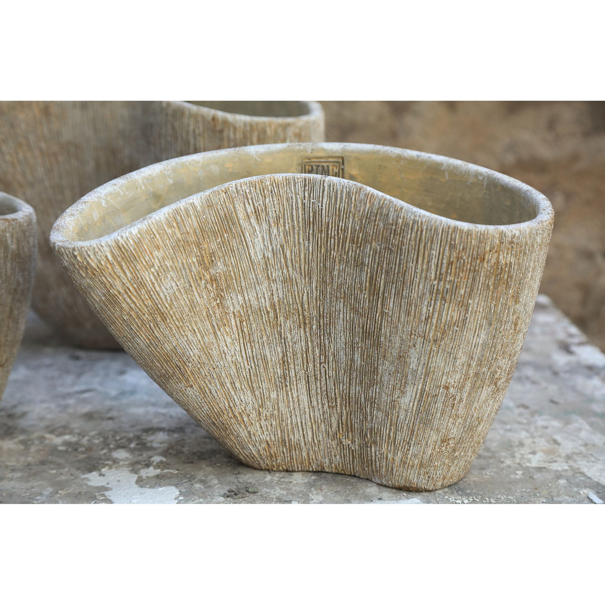 Vase – Creme Farbe, Organisches Design, Zement Material, L – Destri | PTMD