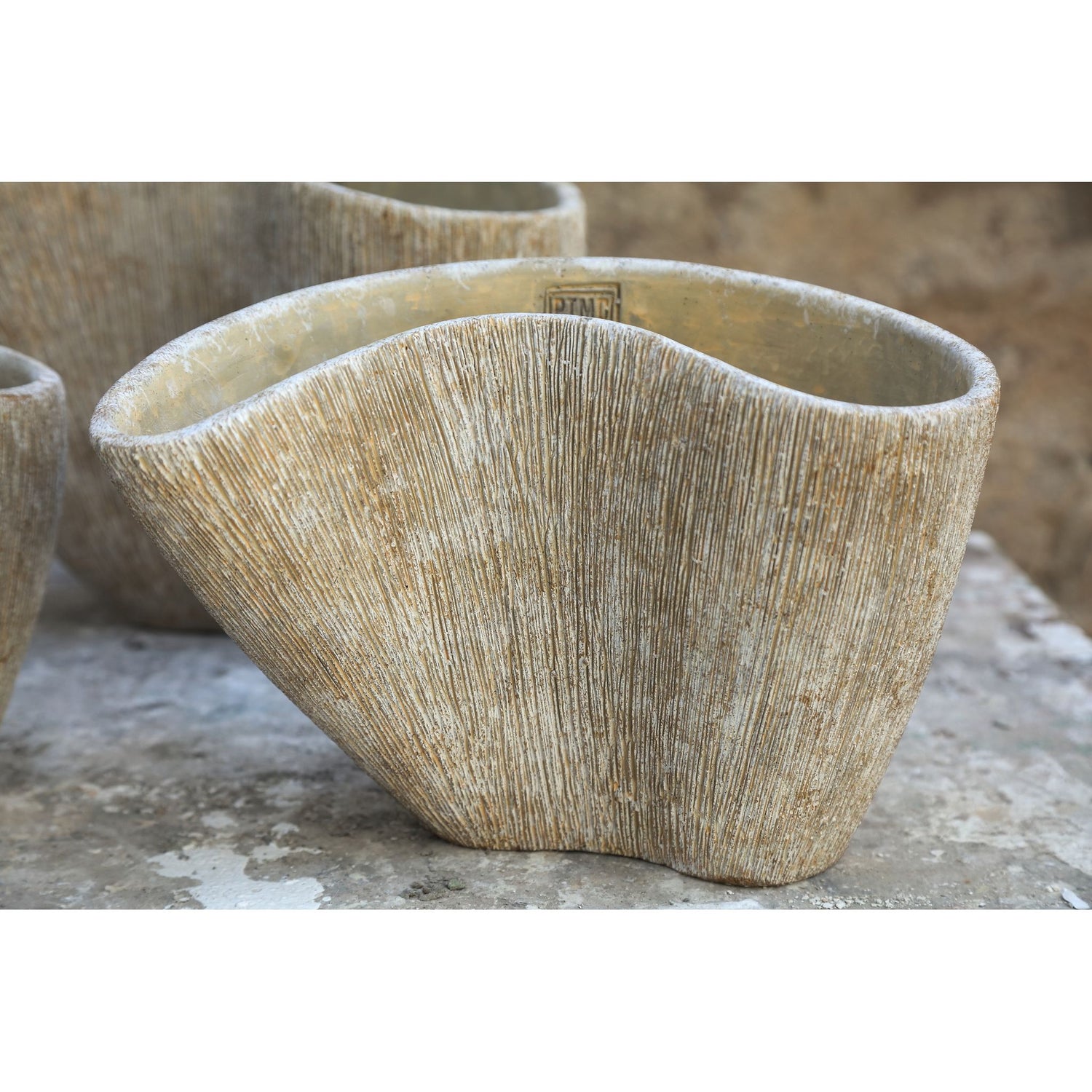 Vase – Creme Farbe, Organisches Design, Zement Material, M – Destri | PTMD