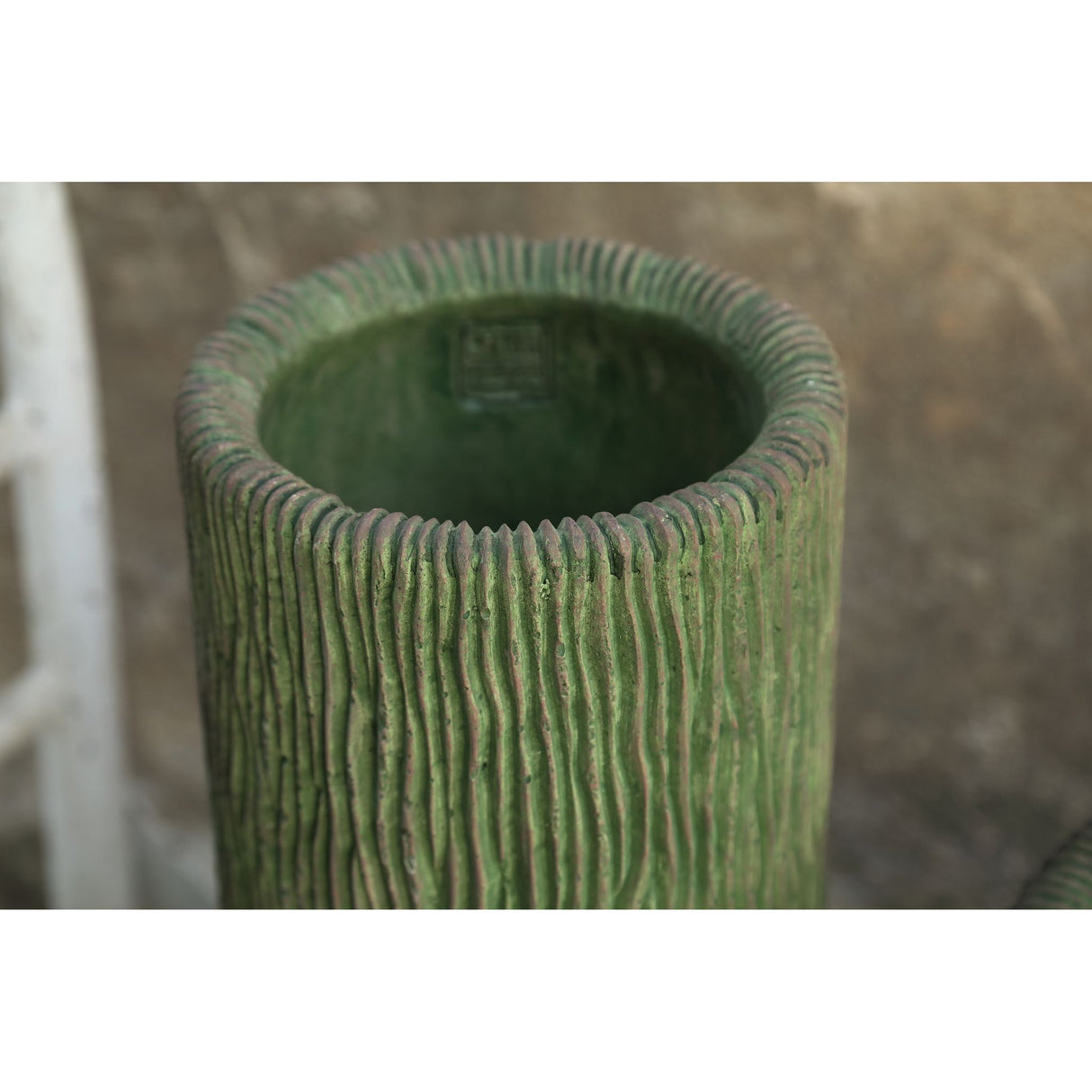 Vase – Runde Form, Streifen Muster, Moosgrüne Farbe, Hohe Form, L – Jacyln | PTMD